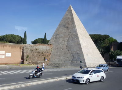 pyramid does not belong in rome
